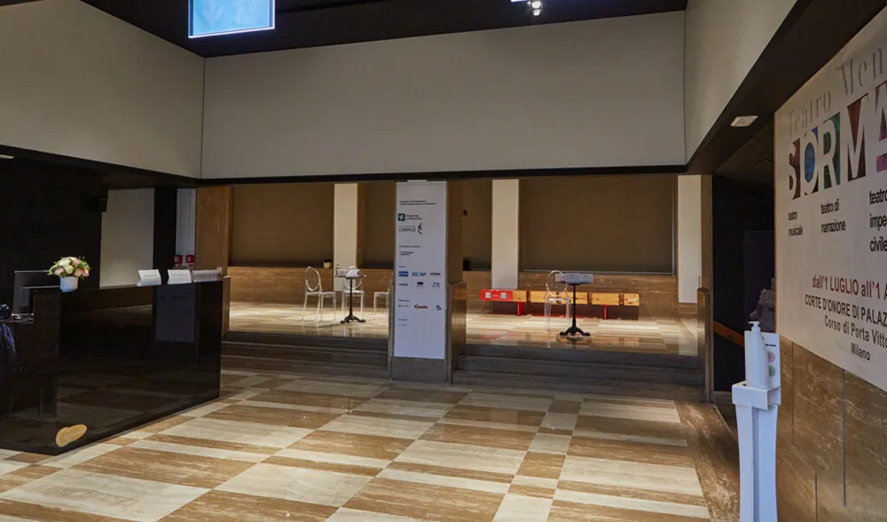 Teatro Menotti ingresso atrio