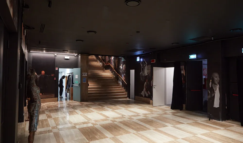 Teatro Menotti ingresso platea scale